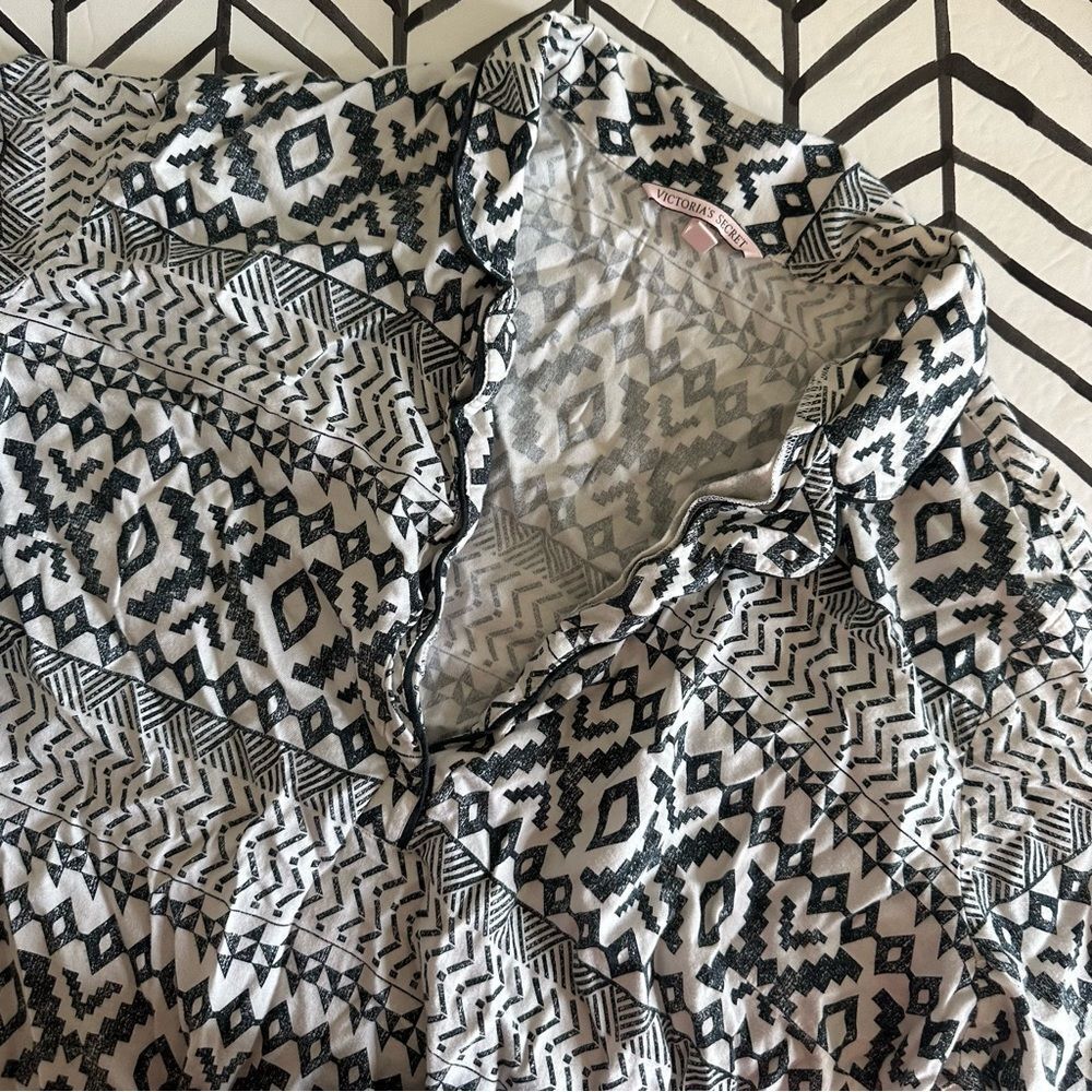 Victoria's Secret Size L Black and White Aztec Print Long Sleeve Pajama Dress